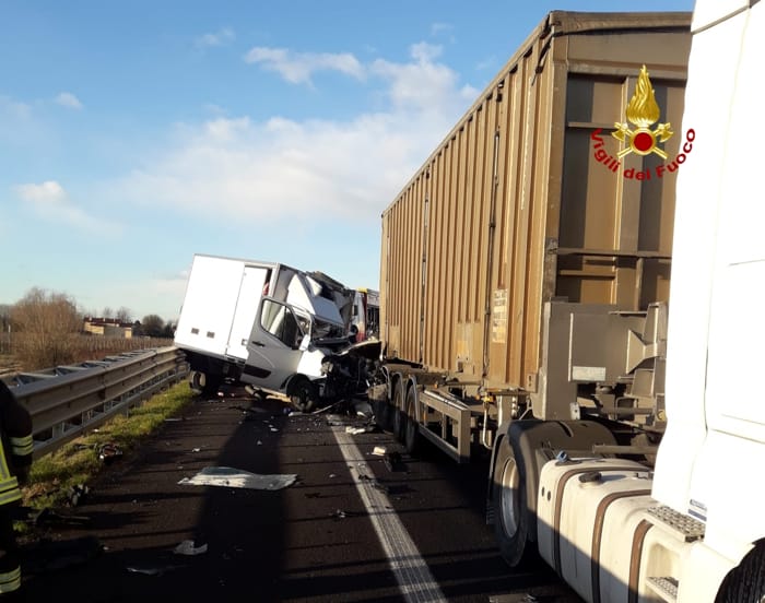 Tragico Schianto In Autostrada Un Morto Nell Impatto Tra Furgone E Tir