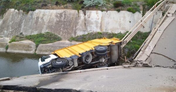 Ponte Crolla Mentre Passa Un Camion Sfiorata La Tragedia