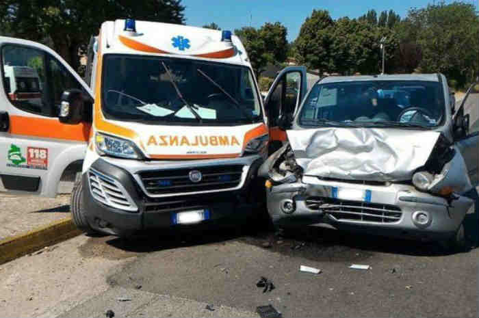 Incidente Con L Ambulanza A Roma Ferito Un Automobilista