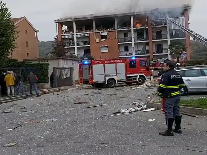 Incendio E Crollo In Una Palazzina Un Morto A Pinerolo Si Scava Sotto