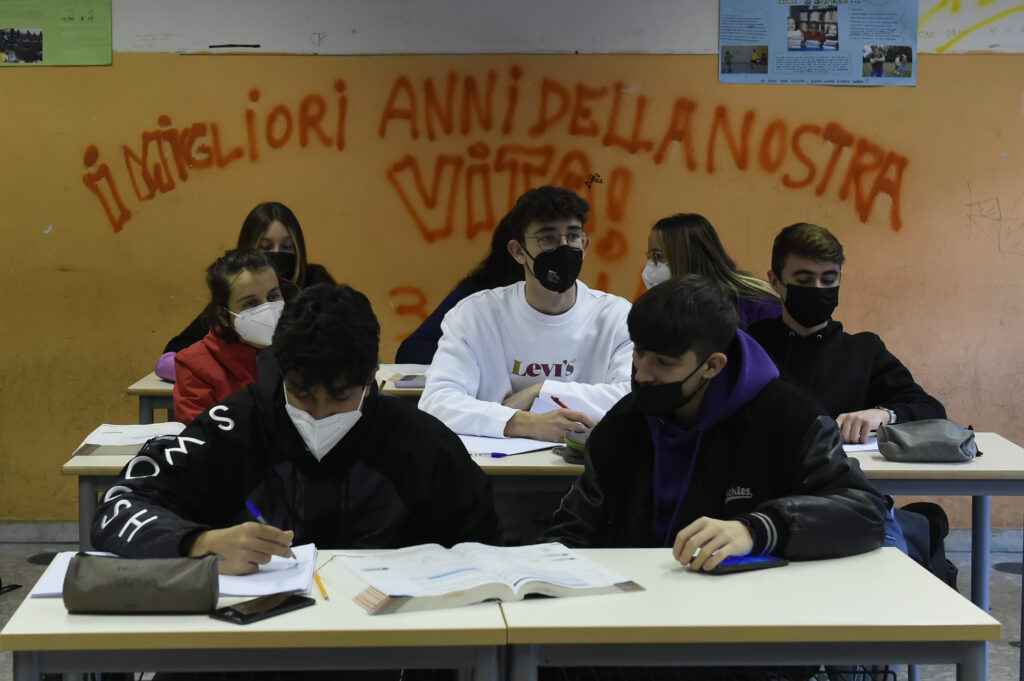 Scuole Chiuse In Campania Il Governo Va Allo Scontro Con De Luca