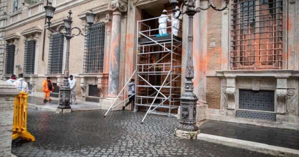 In Piazza Per Sostenere Chi Imbratta Monumenti Il Pd Perde Di Vista Il