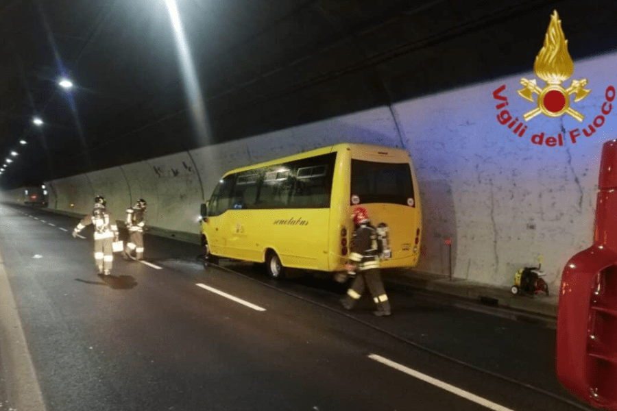 Paura Sulla A Pulmino Si Incendia In Autostrada