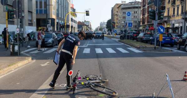 Milano Ciclista Investita Da Un Auto Trasportata In Ospedale In