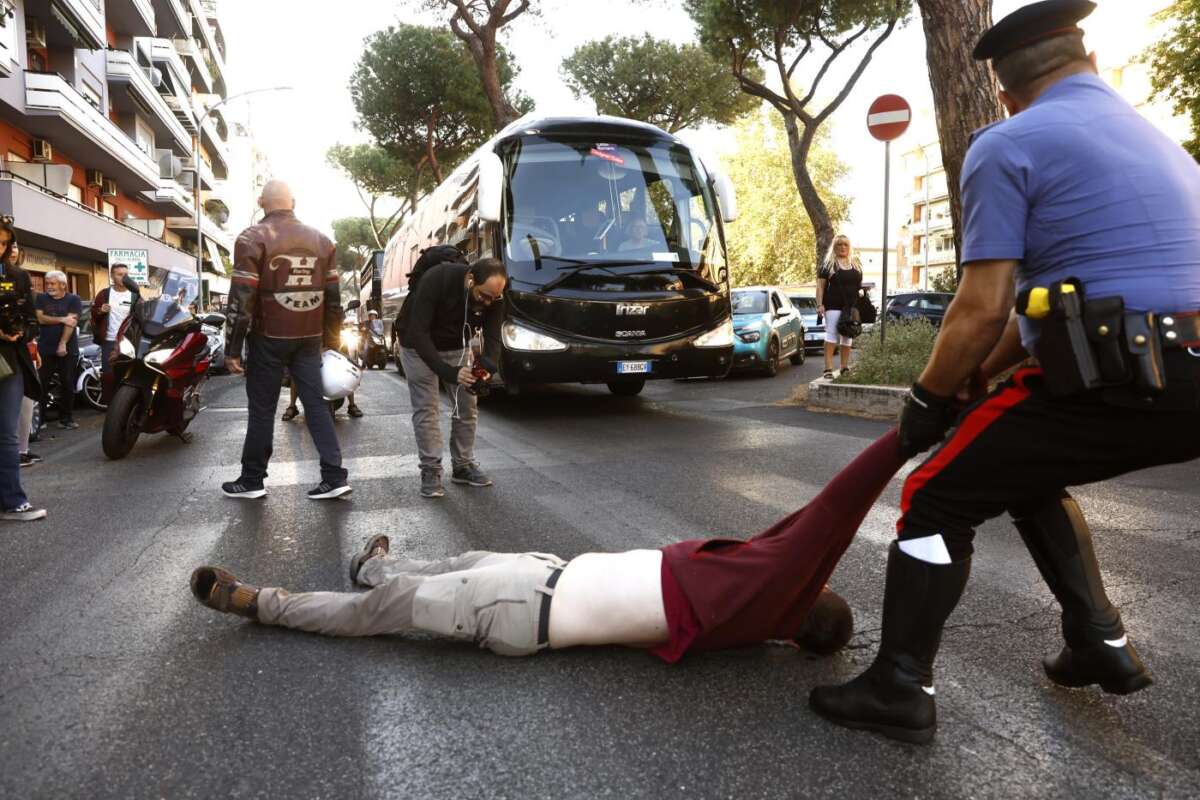 Roma Nuovo Blocco Stradale Di Ultima Generazione In Via Appia Nuova