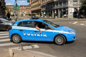 Roma, minaccia proprietario di un albergo armato di coltelli: arrestato minorenne