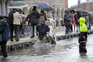 Acqua alta record a Venezia, due morti e danni al centro storico