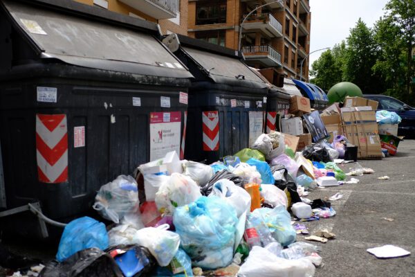 La spazzatura costa circa 300 euro all’anno, Campania regione più cara