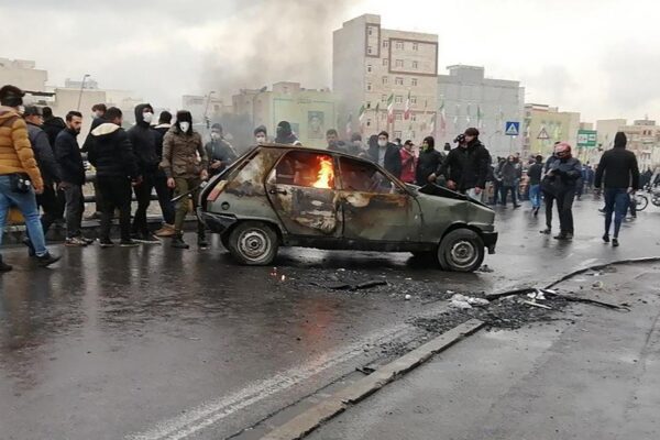 Rivolta in Iran contro il caro carburante: ucciso un poliziotto