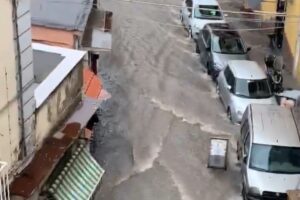 Bomba d’acqua su Napoli, le strade trasformate in fiumi