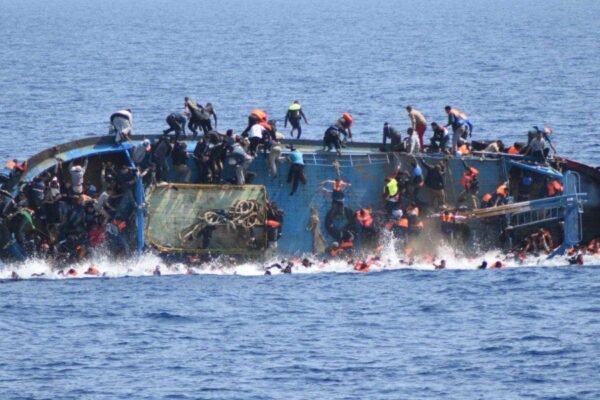 Nubifragio nel Mediterraneo, 7 migranti morti e 20 dispersi: “A bordo bambini”