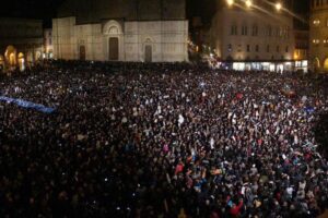 Salvini a Bologna, a piazza Maggiore 10mila ‘sardine’ contro il leader della Lega