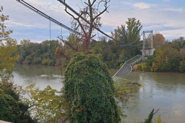 Francia, crolla ponte sul fiume Tarn: muore una 15enne