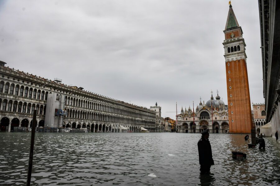 Acqua alta a Venezia, sospesi i mutui: domani atteso un nuovo picco