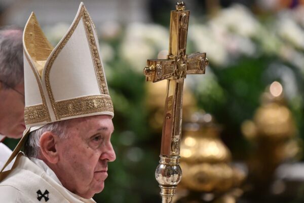 Papa Francesco a sorpresa in una una parrocchia romana per i funerali di un’amica