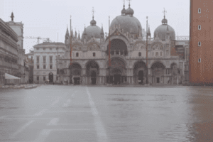 Maltempo da nord a sud: allerta in 14 regioni, acqua alta a Venezia