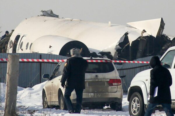 Aereo precipita in Kazakistan con 100 passeggeri a bordo: almeno 12 morti