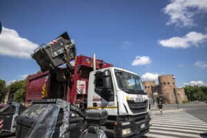 Emergenza rifiuti, Guidonia chiede il ritiro delle autorizzazioni del Tmb