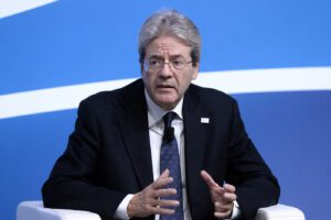 Ue, la Commissione cristallizza la crescita al ribasso: sul Pil italiano incide il crollo della Germania. Gentiloni: “Giusto eliminare superbonus”