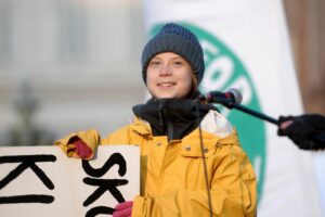 Greta Thunberg stuprata, azienda petrolifera diffonde adesivi contro l’attivista per il clima
