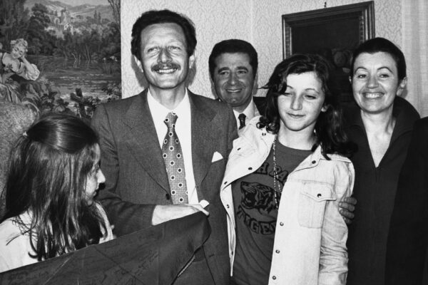 ©LaPresse
Archivio storico
Varie
1974
Mario Sossi
Nella foto: il magistrato Mario Sossi con la moglie Grazia e le figlie Fiorella e Gabriella nella sua casa dopo il rilascio