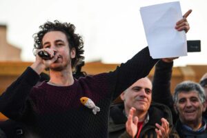 Il non-compleanno delle Sardine, salta la festa in piazza a Bologna: il sindaco vieta gli eventi nel centro storico