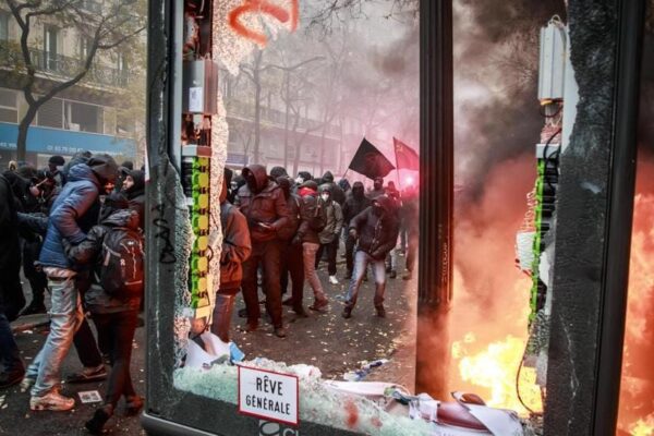 Francia in piazza contro la riforma delle pensioni, manomessa la rete elettrica: 90mila case al buio