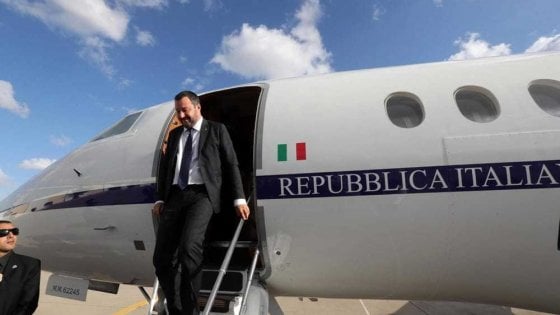 Salvini indagato: nel mirino 35 voli di Stato, ipotesi abuso di ufficio