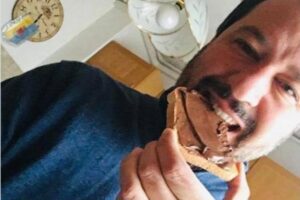 Salvini a sorpresa contro la Nutella: “Usa nocciole turche, preferisco mangiare italiano”