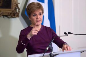 La Scozia chiede l’indipendenza: la premier Sturgeon sfida Londra