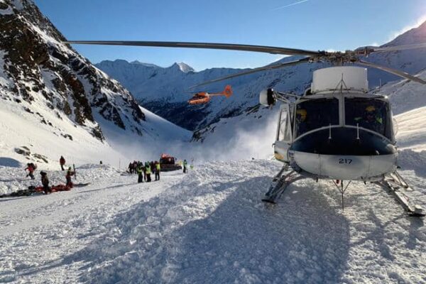 Valanga travolge sciatori in Val Senales: morte mamma e figlia e un’altra bambina