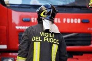 Roma, incendio in un supermercato nella notte: danni ingenti