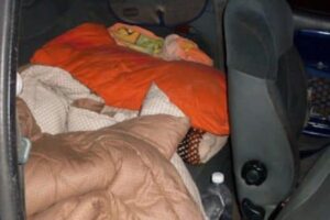 Papà in carcere, madre e figlia dormono in auto da due mesi: “Cerchiamo dignità”