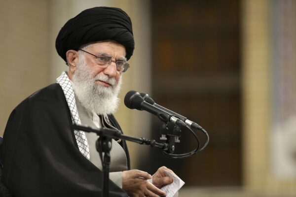 Iran, Khamenei dopo 7 anni alla preghiera del venerdì: “Trump un clown, Dio ci sostiene”