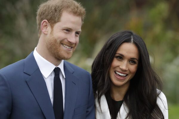 La regina declassa Harry e Meghan: non saranno più ‘altezze reali’ e restituiranno i soldi