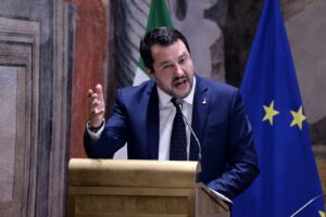 Salvini a processo, la politica rinuncia al suo ruolo e si consegna ai Pm
