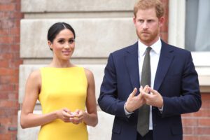 Harry e Meghan lasciano la famiglia reale: “Vogliamo essere indipendenti”