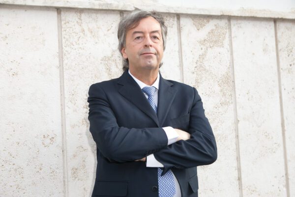 Virus cinese, Burioni: “Può essere trasmesso da persone senza febbre e sintomi”