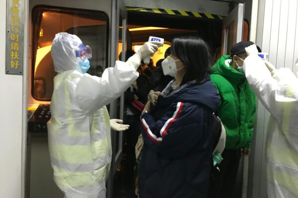 Virus cinese, salgono a 17 i morti: infetti anche negli Usa, Hong Kong e Macao