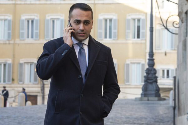 Caos 5 Stelle, Di Maio annuncia ai ministri le dimissioni da capo politico