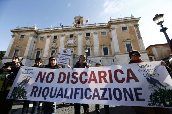 Caos rifiuti a Roma, Raggi battuta due volte sulla nuova discarica: i 5 Stelle votano contro