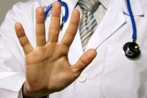 Denunce per presunta malasanità e aggressioni: i medici hanno paura di curare