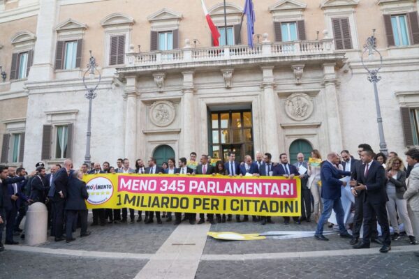 Referendum sul taglio dei parlamentari, becero populismo dei 5 stelle che lascia campo aperto al demagogo Salvini