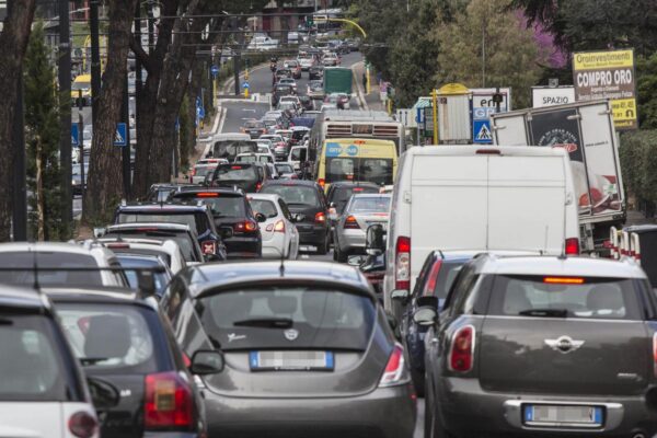 Allarme smog in Italia, 26 città “fuorilegge” e 2019 ‘anno nero’: 60mila morti per inquinamento