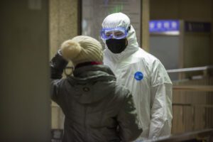 Virus cinese, i morti salgono a 41: isolati 56 milioni di cinesi. Rientra caso sospetto a Napoli