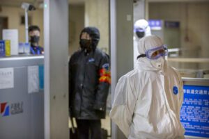 Coronavirus, salgono a 56 i morti. Il ministro cinese: “Virus può diventare più forte”