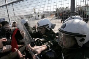 Escalation Siria, Turchia apre frontiere ai profughi: la Grecia usa i lacrimogeni