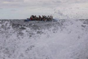 Naufragio a largo della Libia: “Il mare è un cimitero, morte 15 persone”