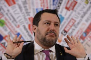 La bufala di Salvini e della Svizzera che ti accredita 500mila euro con un foglio