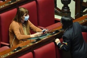 Effetto coronavirus in Parlamento, la Baldini prima deputata in Aula con la mascherina